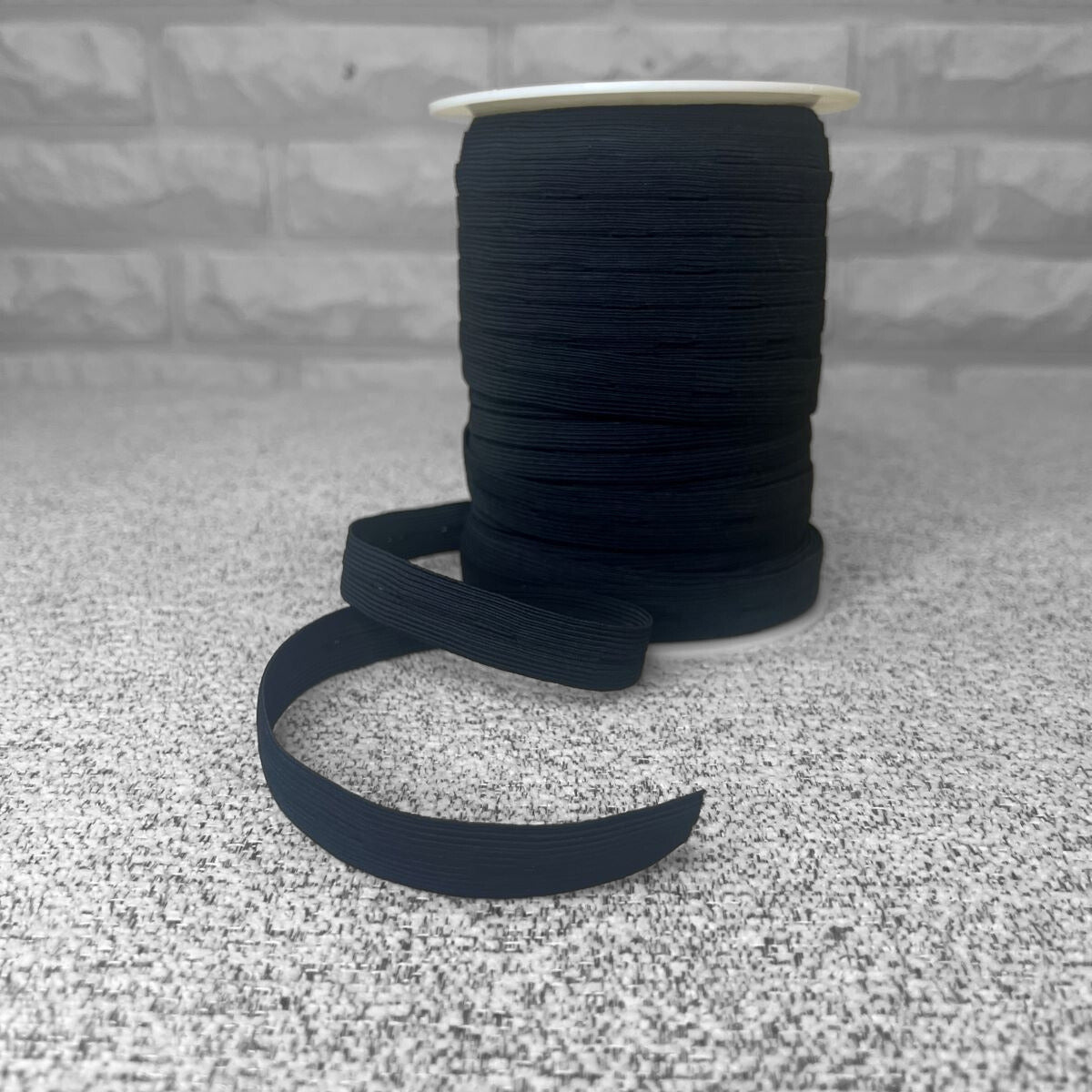 Kuminauha reiällinen 18 mm musta, valkoinen