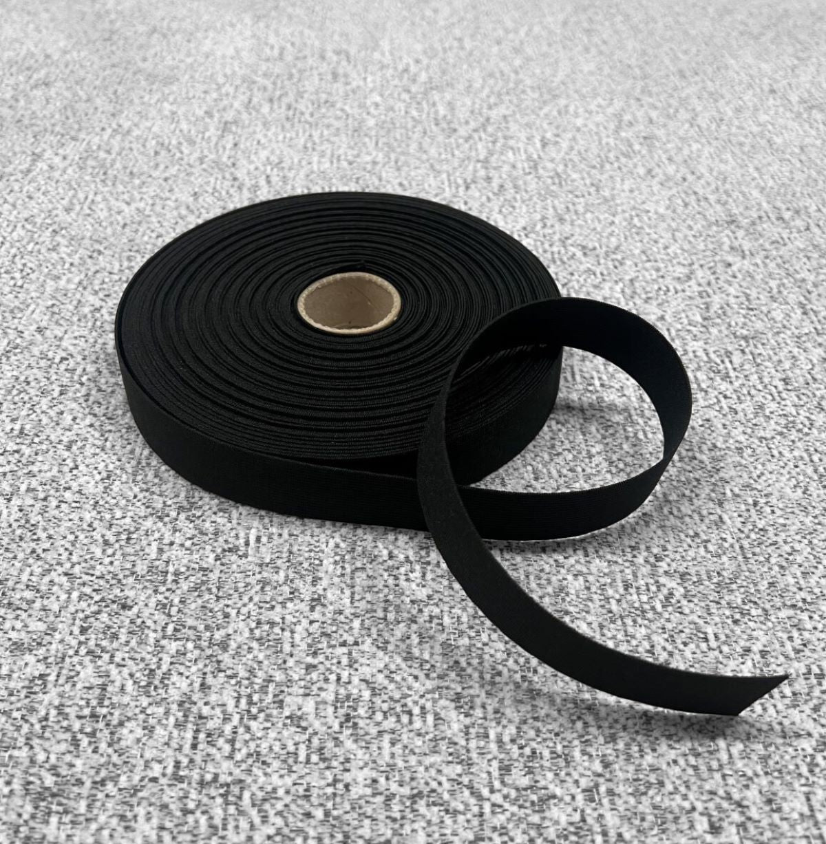 Kuminauha 25 mm musta, valkoinen