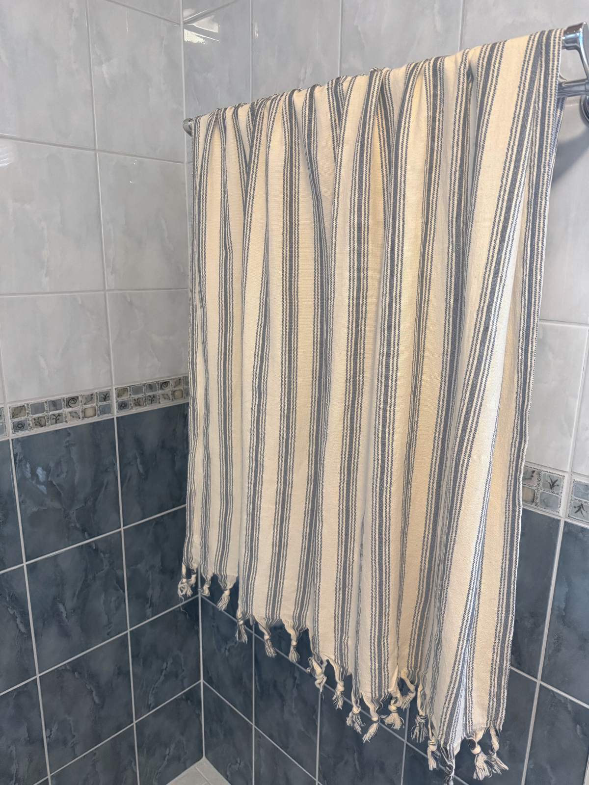 Kreikkalainen pyyhe Kaisla harmaa puuvilla 100x180cm