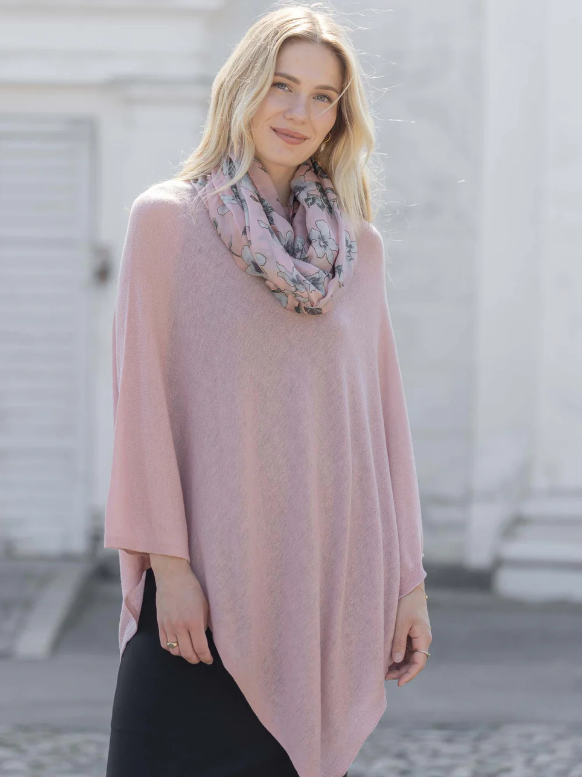 Poncho Juolas rosa, Lasessor