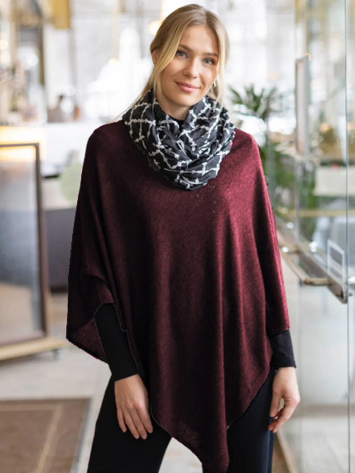 Poncho Juolas viininpunainen, Lasessor