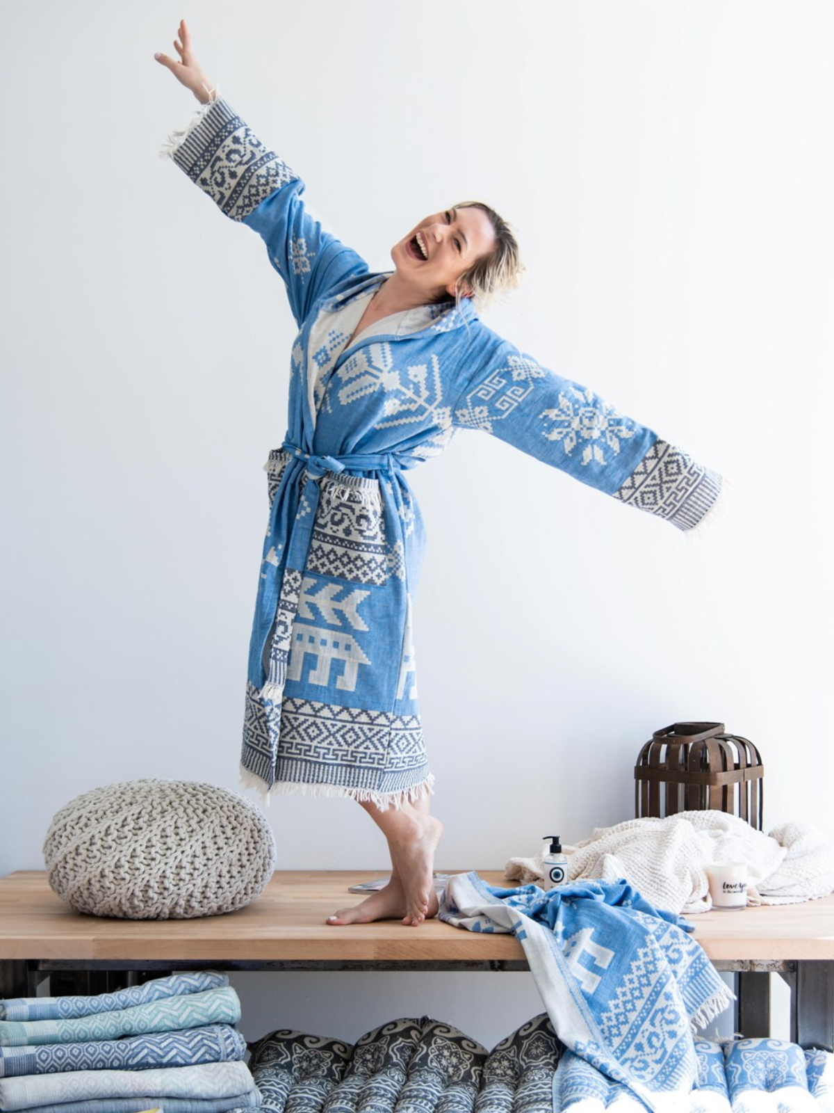 Kreikkalainen hupullinen kylpytakki Ornamentti sininen