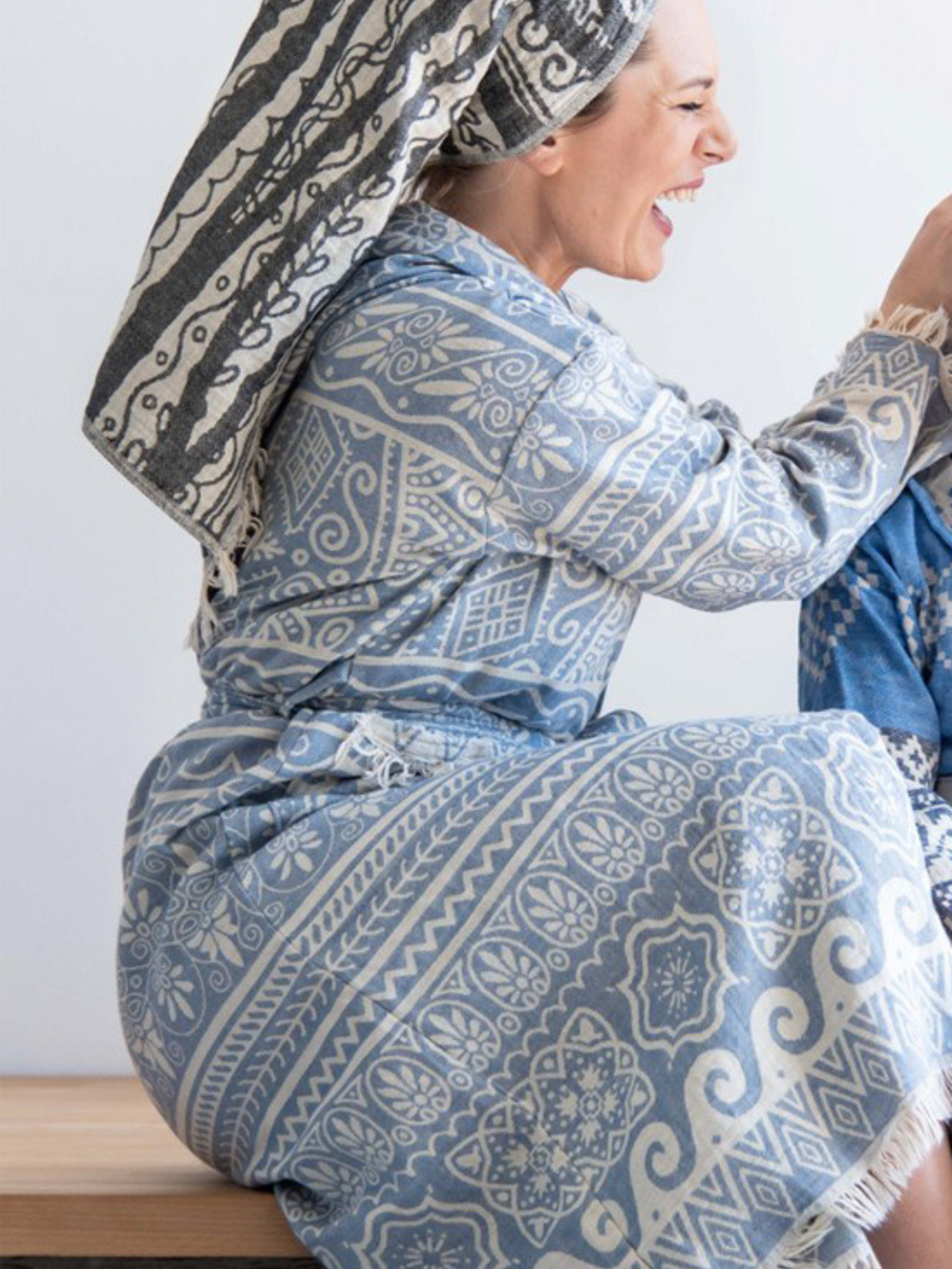 Kreikkalainen hupullinen kylpytakki Mandala farkunsininen