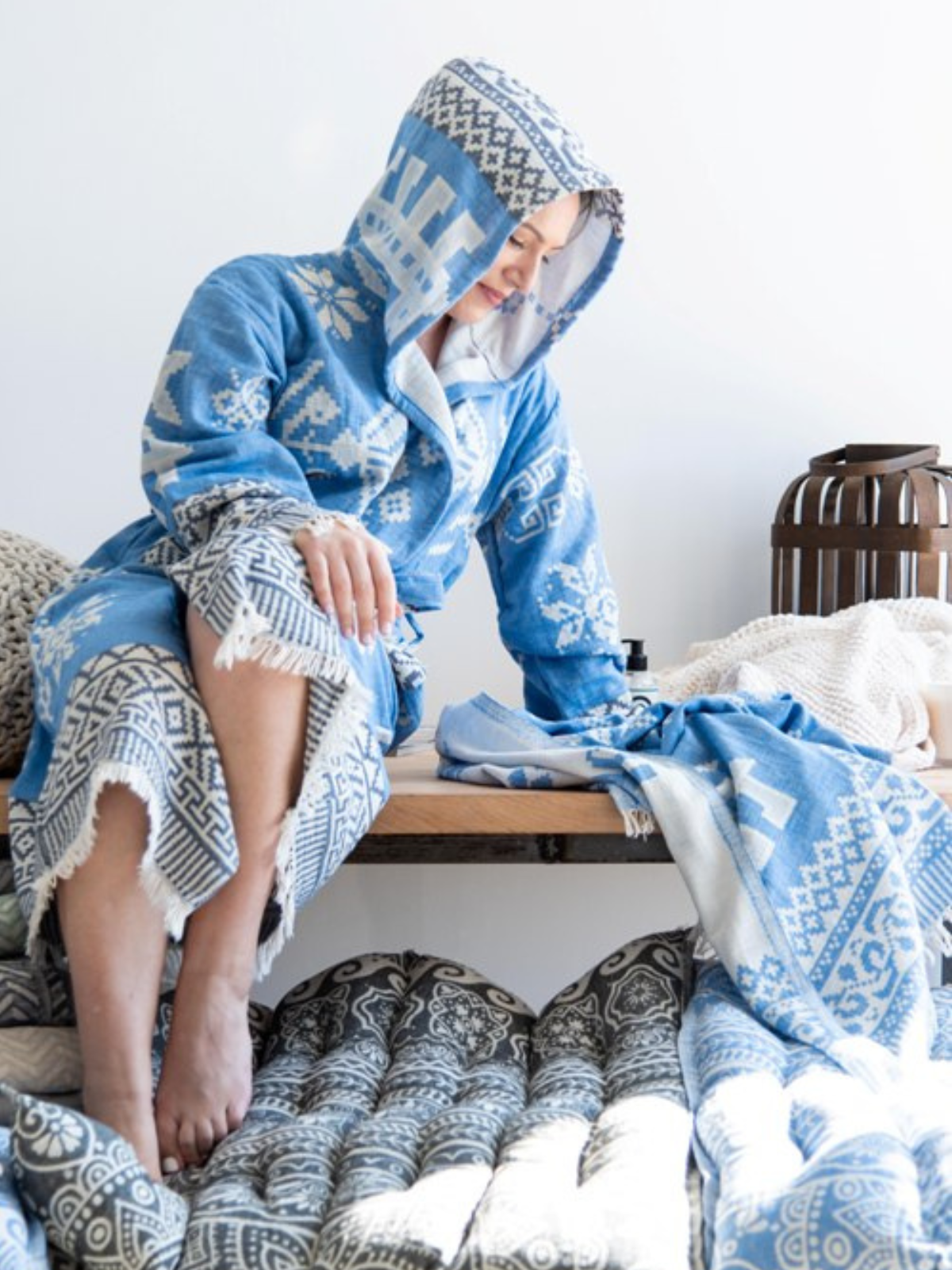 Kreikkalainen hupullinen kylpytakki Ornamentti sininen