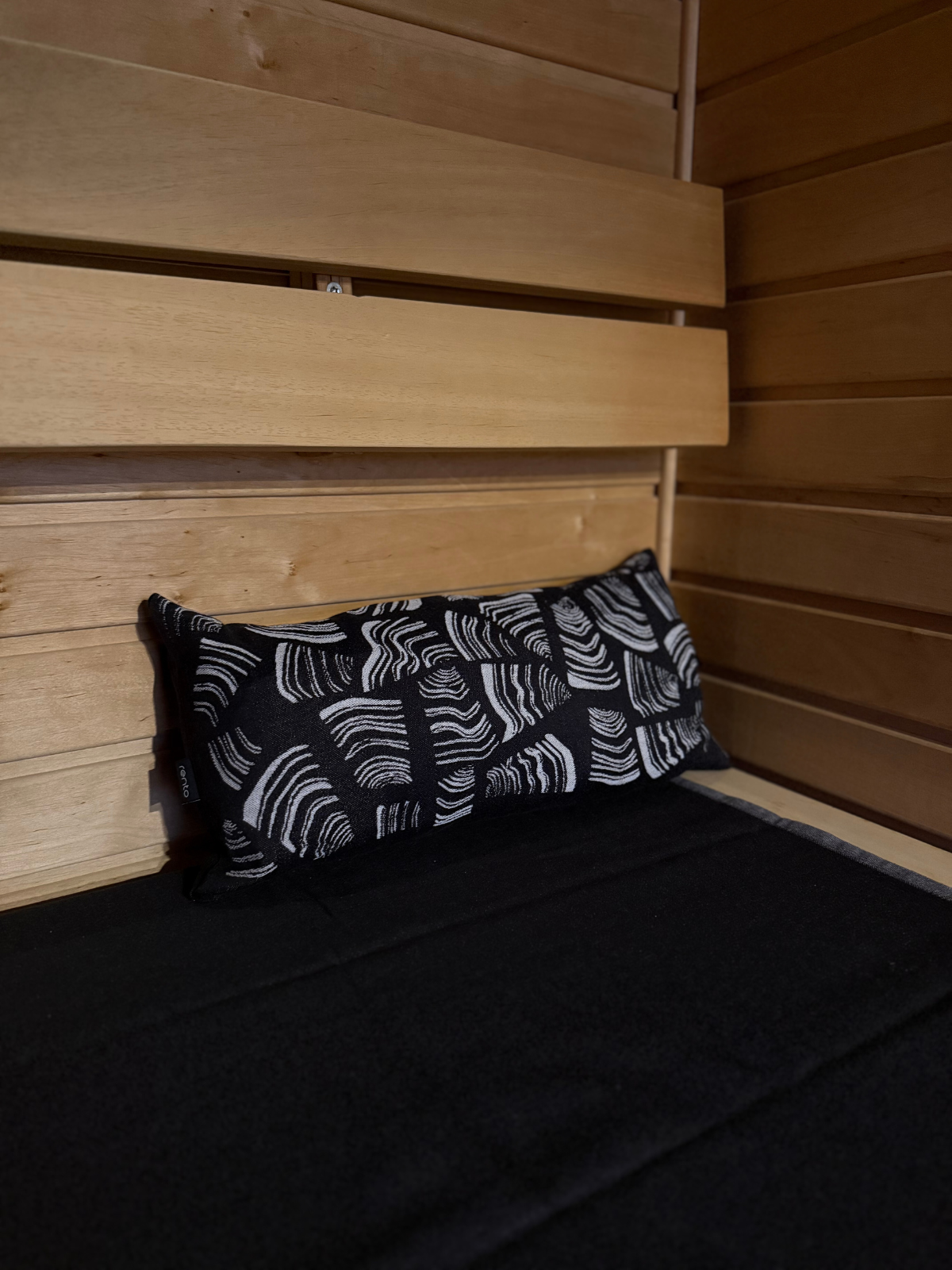 Saunatyyny Pino musta-valkoinen 50x22cm, Rento