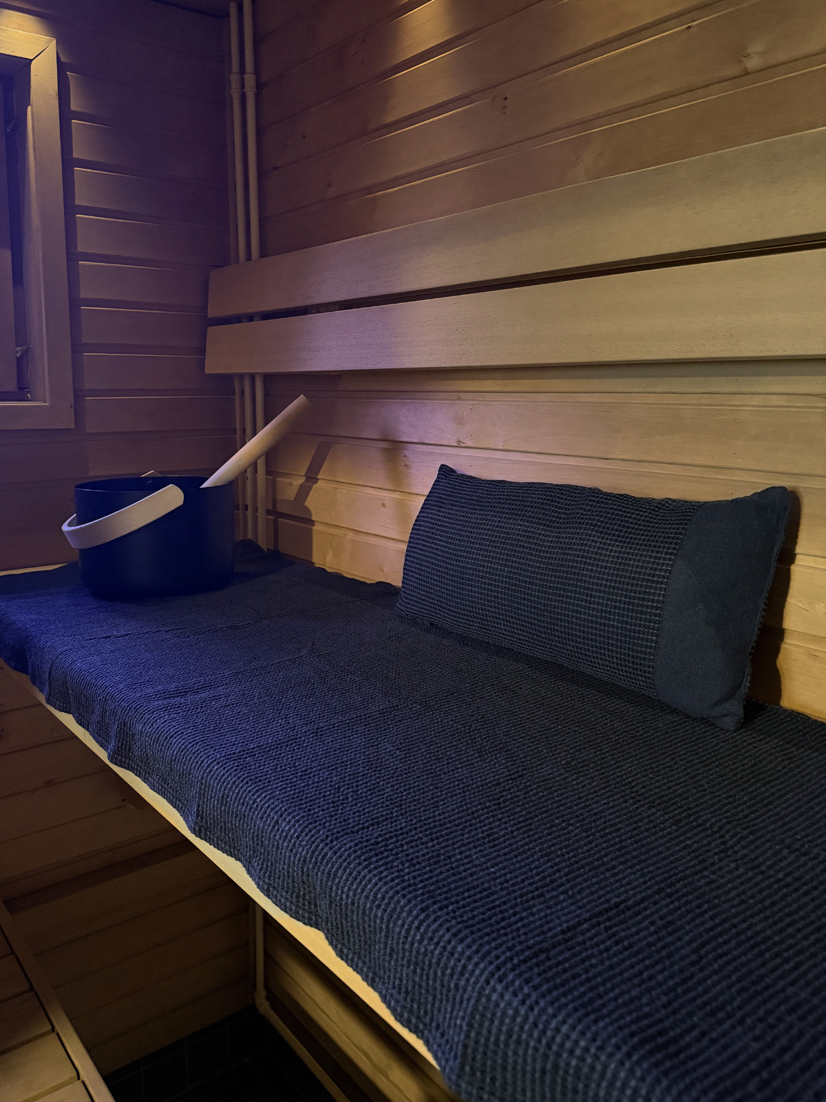 Saunatyyny Kenno musta-harmaa 50x22cm, Rento