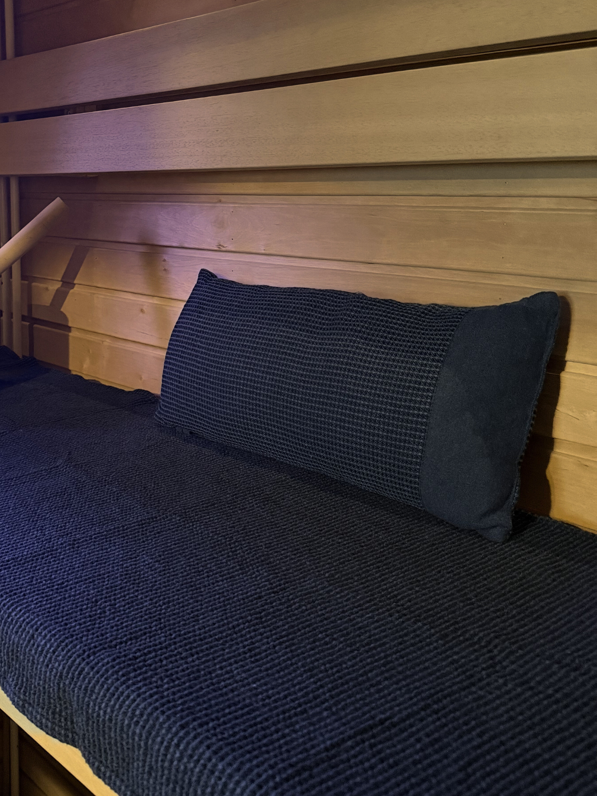 Saunatyyny Kenno musta-harmaa 50x22cm, Rento